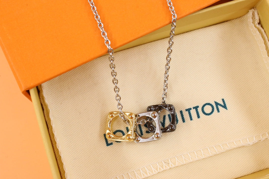 Louis Vuitton Monogram Bold Kolye